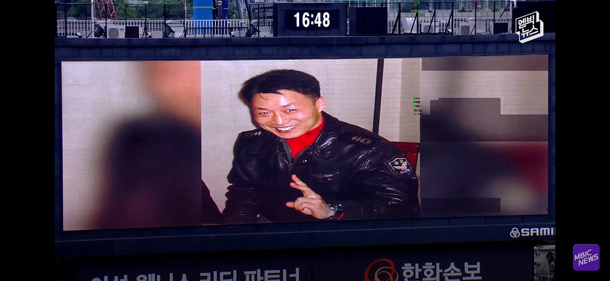 (눈물주의) 야구장 눈물바다로 만든 시구.jpg