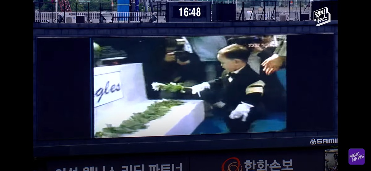 (눈물주의) 야구장 눈물바다로 만든 시구.jpg