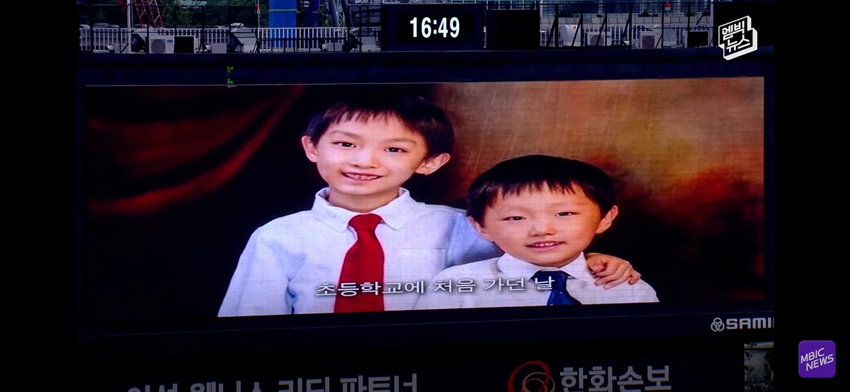 (눈물주의) 야구장 눈물바다로 만든 시구.jpg