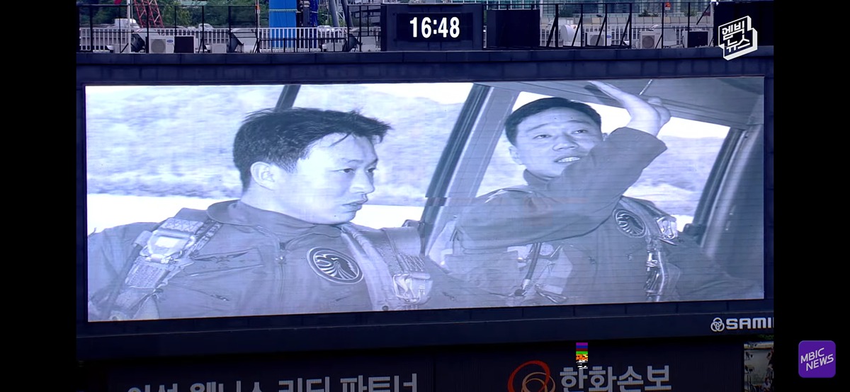 (눈물주의) 야구장 눈물바다로 만든 시구.jpg