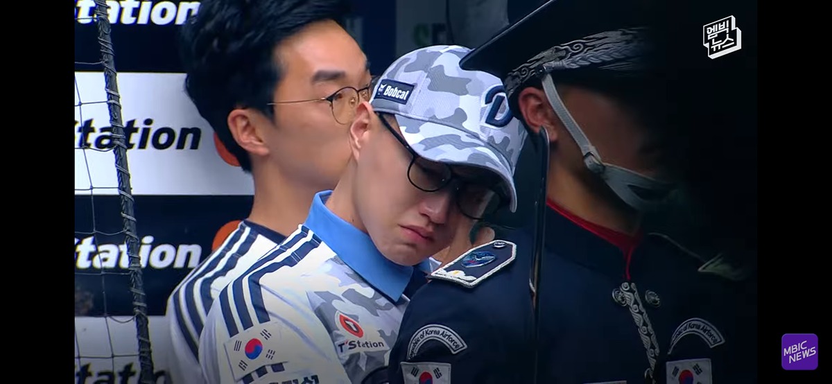 (눈물주의) 야구장 눈물바다로 만든 시구.jpg
