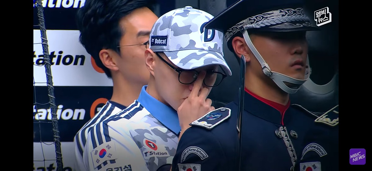 (눈물주의) 야구장 눈물바다로 만든 시구.jpg