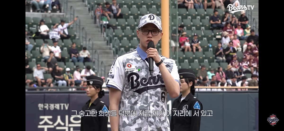 (눈물주의) 야구장 눈물바다로 만든 시구.jpg