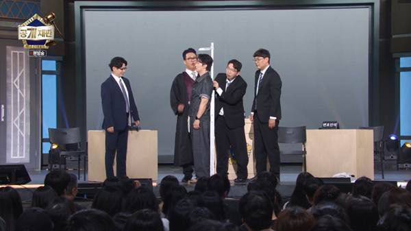 방송 중에 양말까지 벗고 키를 쟀다는 개그맨.jpg