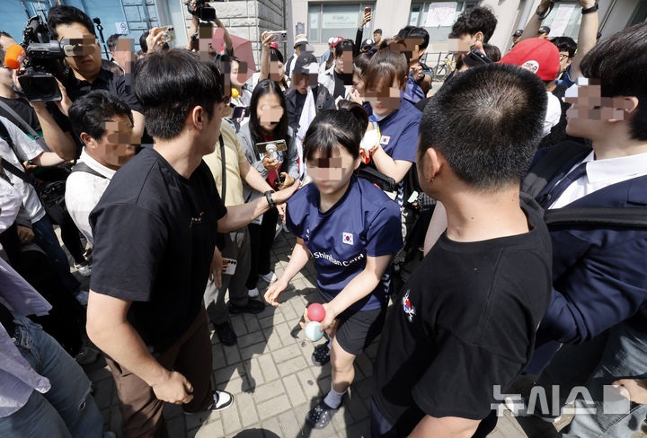 핸드볼 선수들이 자기들한테 짐 검사도 안 받고 그냥 가려했다며 화난 극우들
