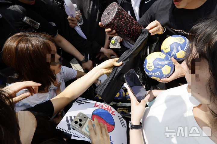 핸드볼 선수들이 자기들한테 짐 검사도 안 받고 그냥 가려했다며 화난 극우들