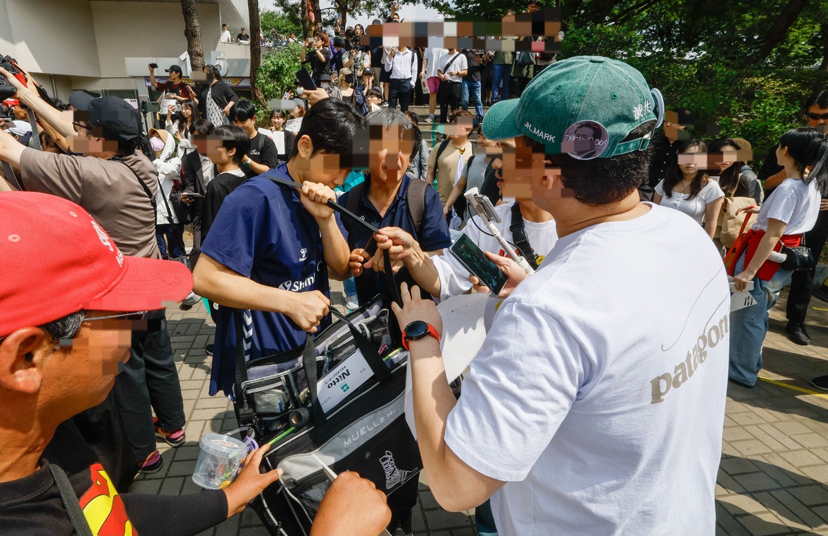 핸드볼 선수들이 자기들한테 짐 검사도 안 받고 그냥 가려했다며 화난 극우들
