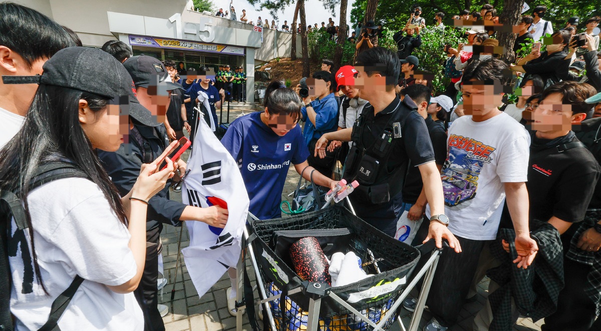 핸드볼 선수들이 자기들한테 짐 검사도 안 받고 그냥 가려했다며 화난 극우들