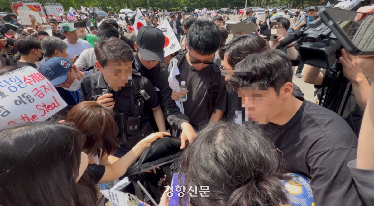 핸드볼 선수들이 자기들한테 짐 검사도 안 받고 그냥 가려했다며 화난 극우들