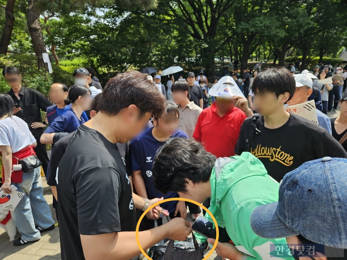 핸드볼 선수들이 자기들한테 짐 검사도 안 받고 그냥 가려했다며 화난 극우들