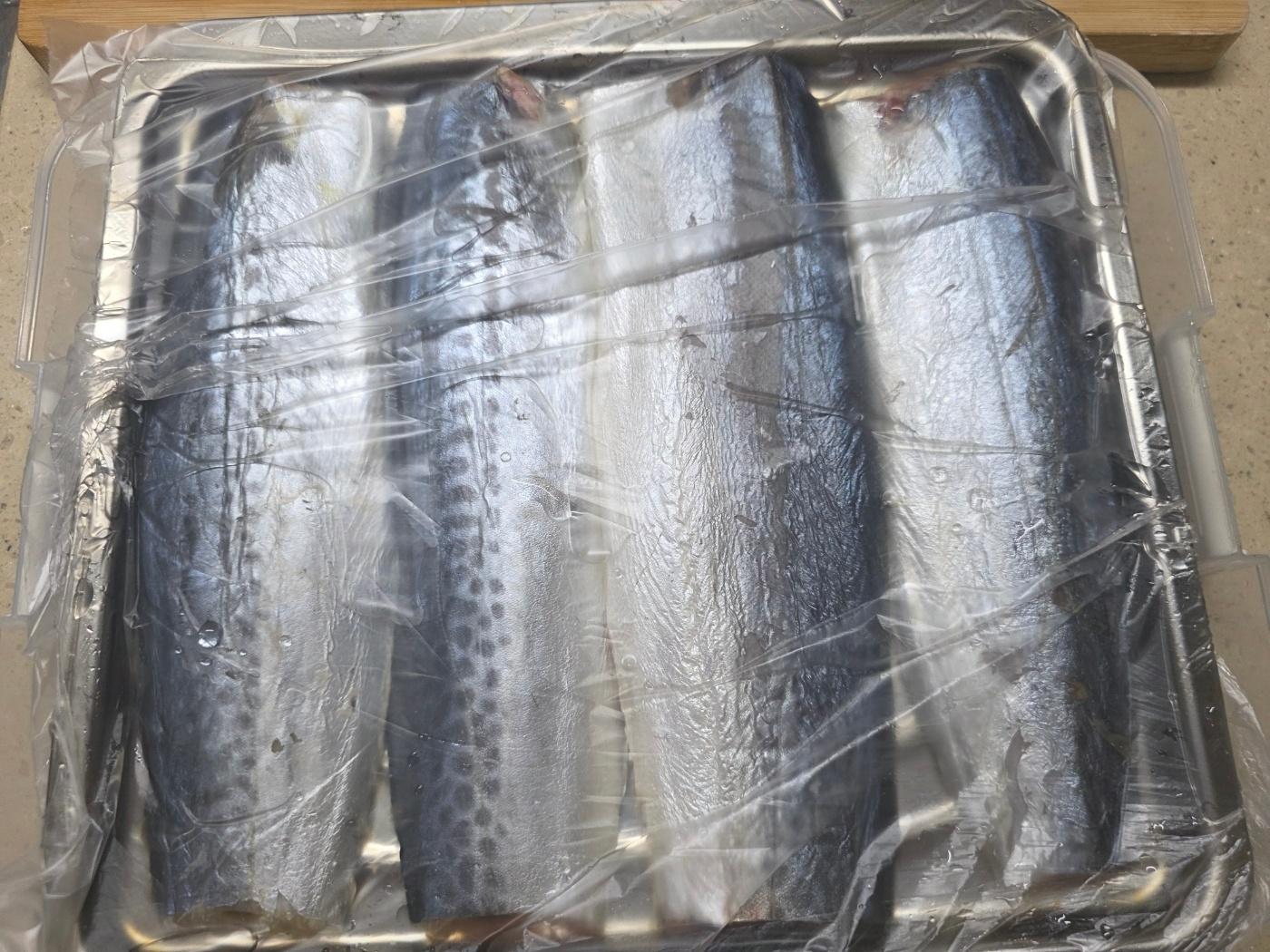 직장에서 3천원씩 걷어서 해먹는 점심 삼치솥밥 분홍소세지 배추된장국