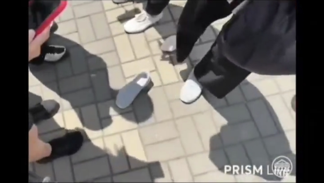잠실 현상황) 지나가는 여성 직원분 성추행하면서 검열 중임....x