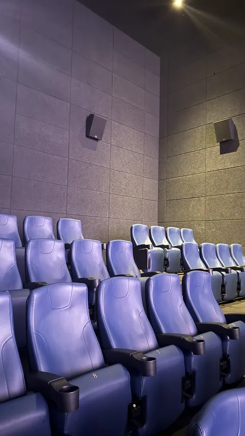 영화관을 혼자 전세내고서 보었습니다.
