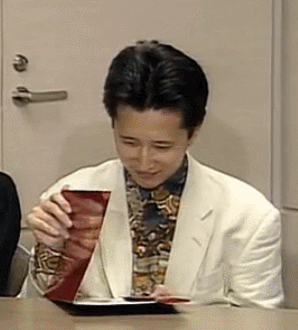 자기 작품 쩡인지를 읽는 작가.gif