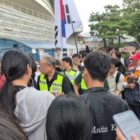 시위대.'시진핑 개XX' 인증…대한체육회 또 출근 못해