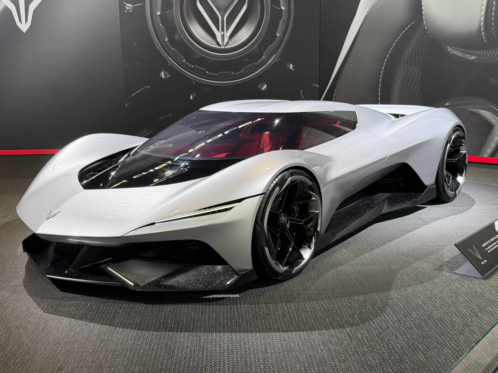 GM CEO 인터뷰 영상에 C9 코르벳 콘셉트 포착됐나