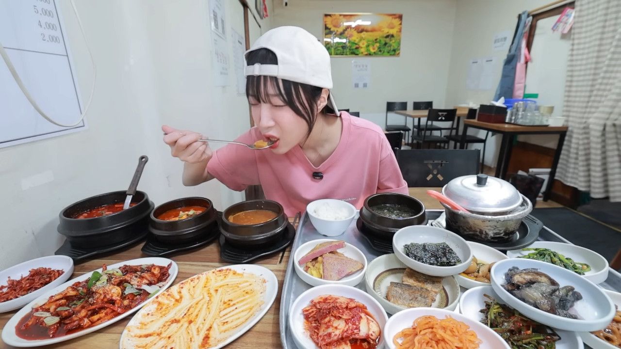 새벽 6시에 백반집에서 먹방하는 쯔양 근황