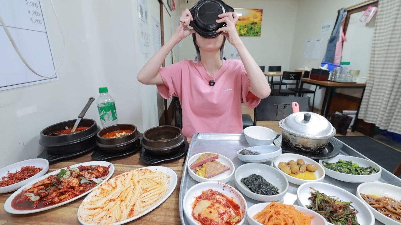 새벽 6시에 백반집에서 먹방하는 쯔양 근황