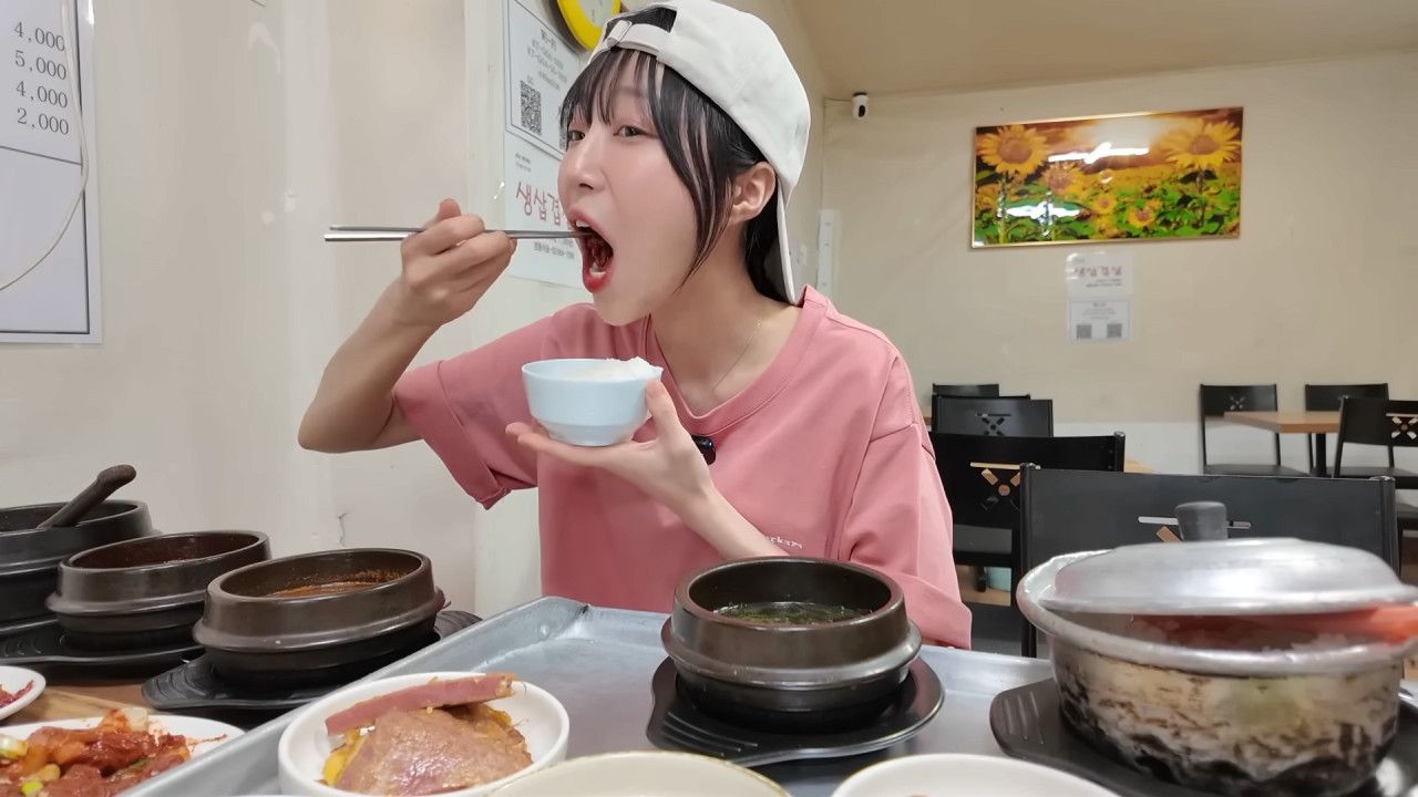 새벽 6시에 백반집에서 먹방하는 쯔양 근황