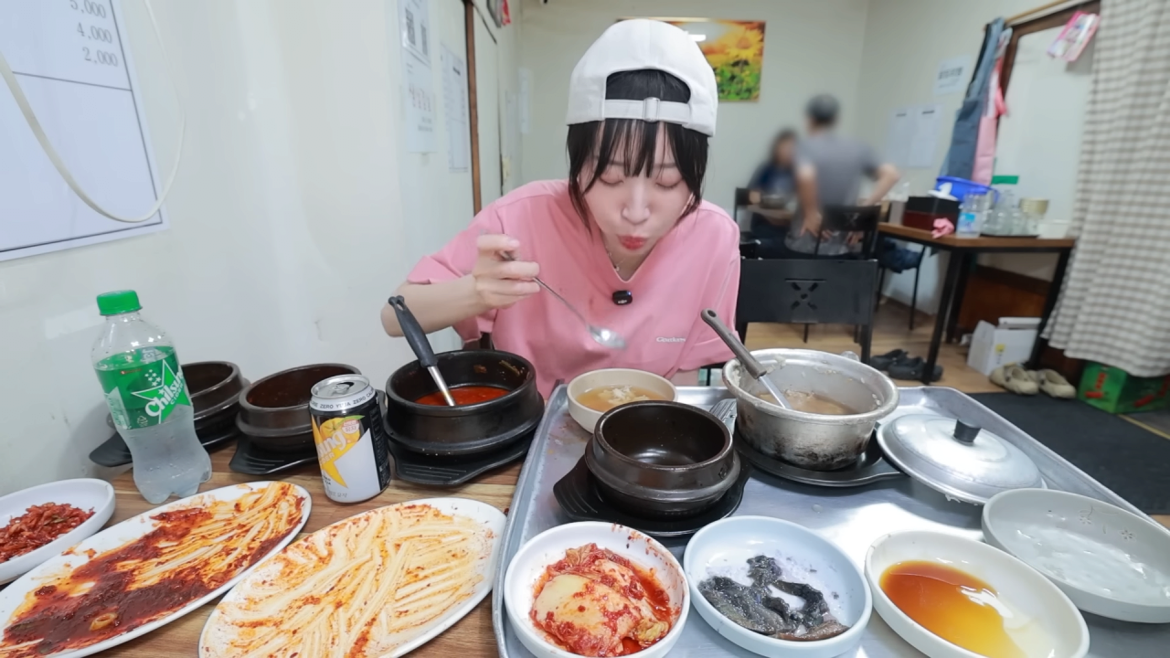 새벽 6시에 백반집에서 먹방하는 쯔양 근황
