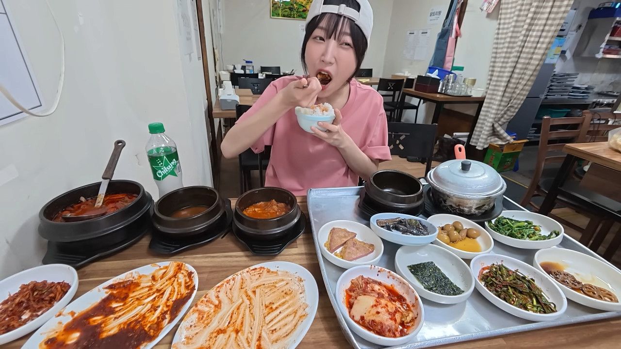 새벽 6시에 백반집에서 먹방하는 쯔양 근황