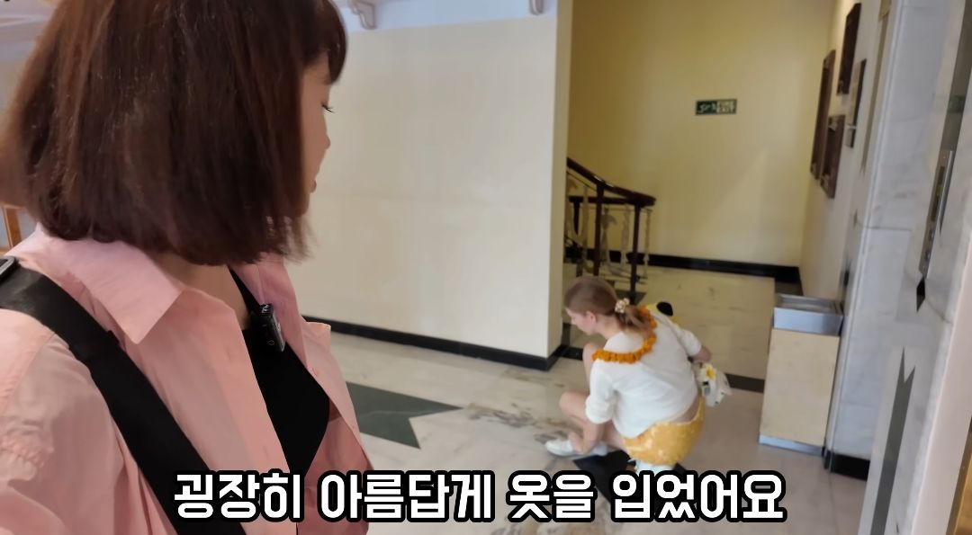 인도에서 미니스커트 입은 여자.jpg