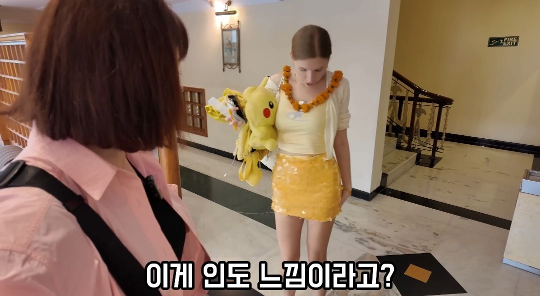 인도에서 미니스커트 입은 여자.jpg