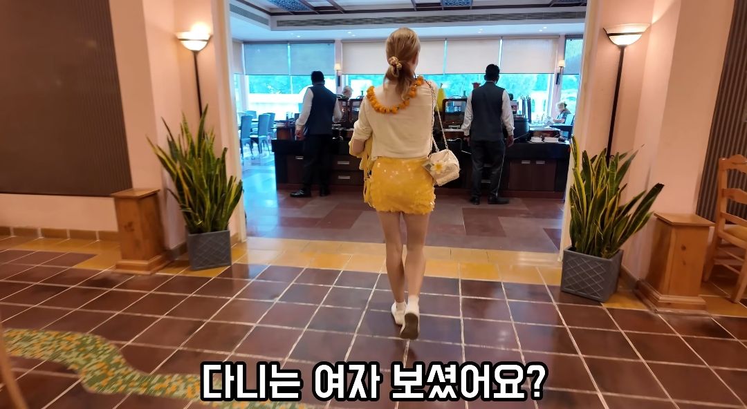 인도에서 미니스커트 입은 여자.jpg