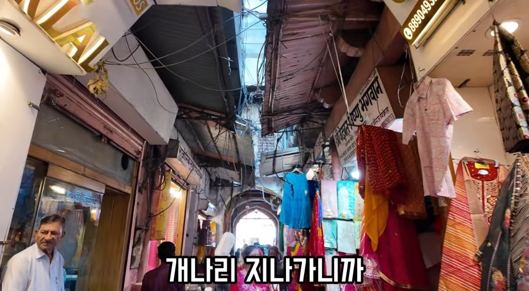 인도에서 미니스커트 입은 여자.jpg