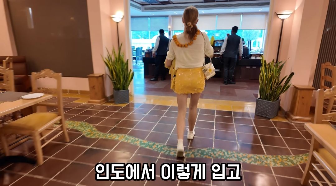 인도에서 미니스커트 입은 여자.jpg