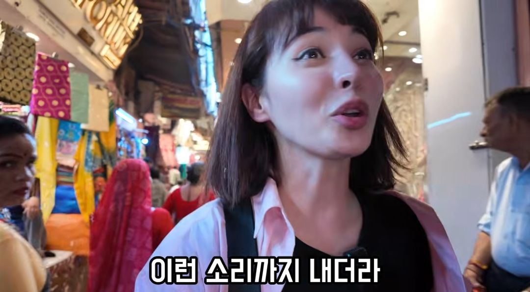 인도에서 미니스커트 입은 여자.jpg