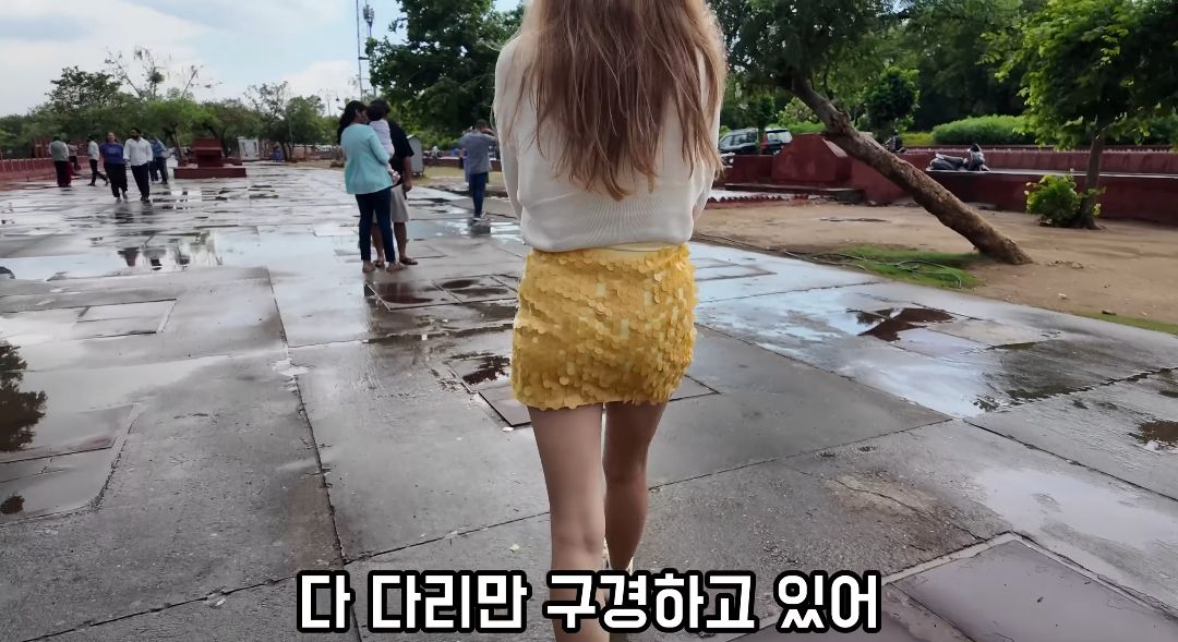인도에서 미니스커트 입은 여자.jpg