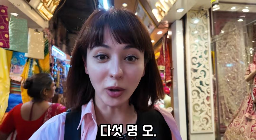 인도에서 미니스커트 입은 여자.jpg