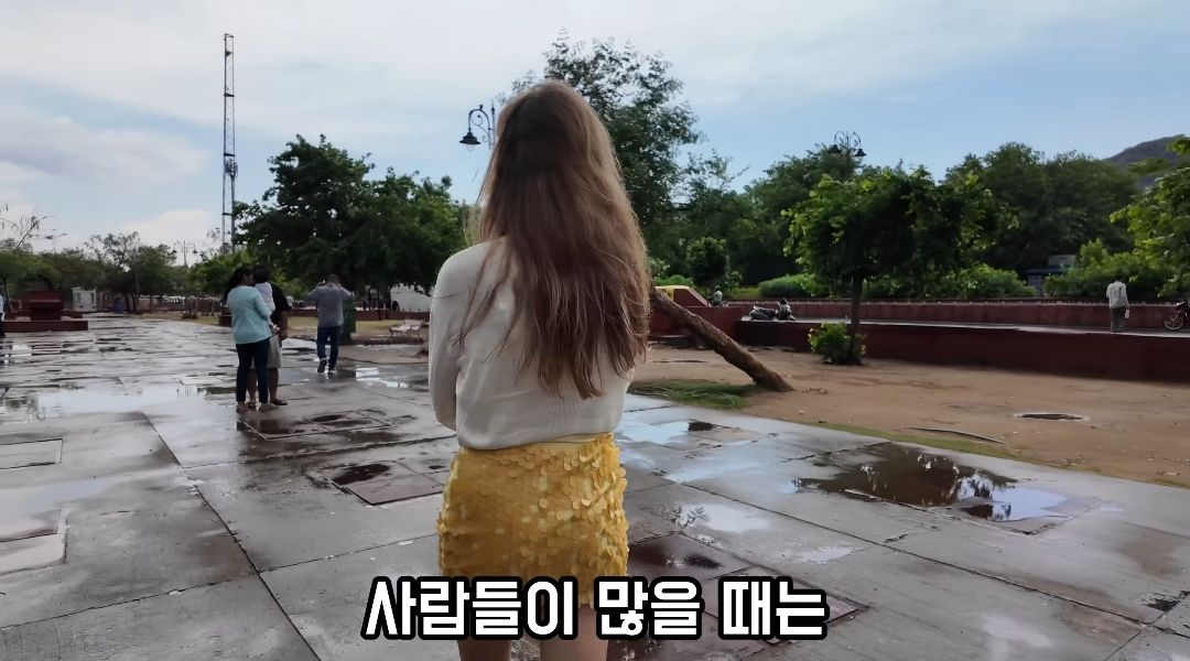 인도에서 미니스커트 입은 여자.jpg