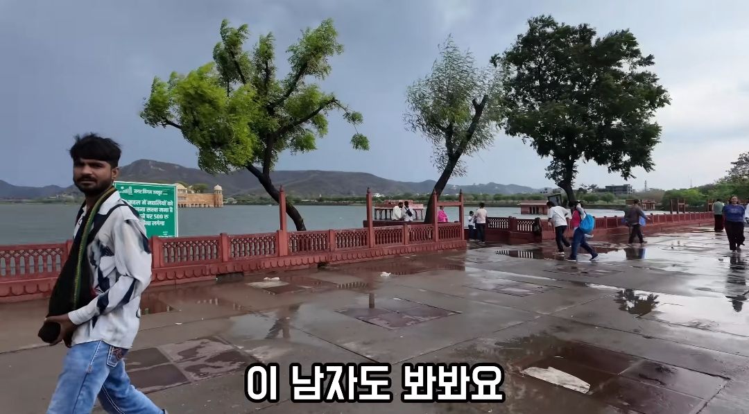 인도에서 미니스커트 입은 여자.jpg