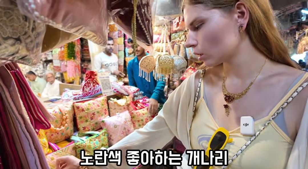 인도에서 미니스커트 입은 여자.jpg