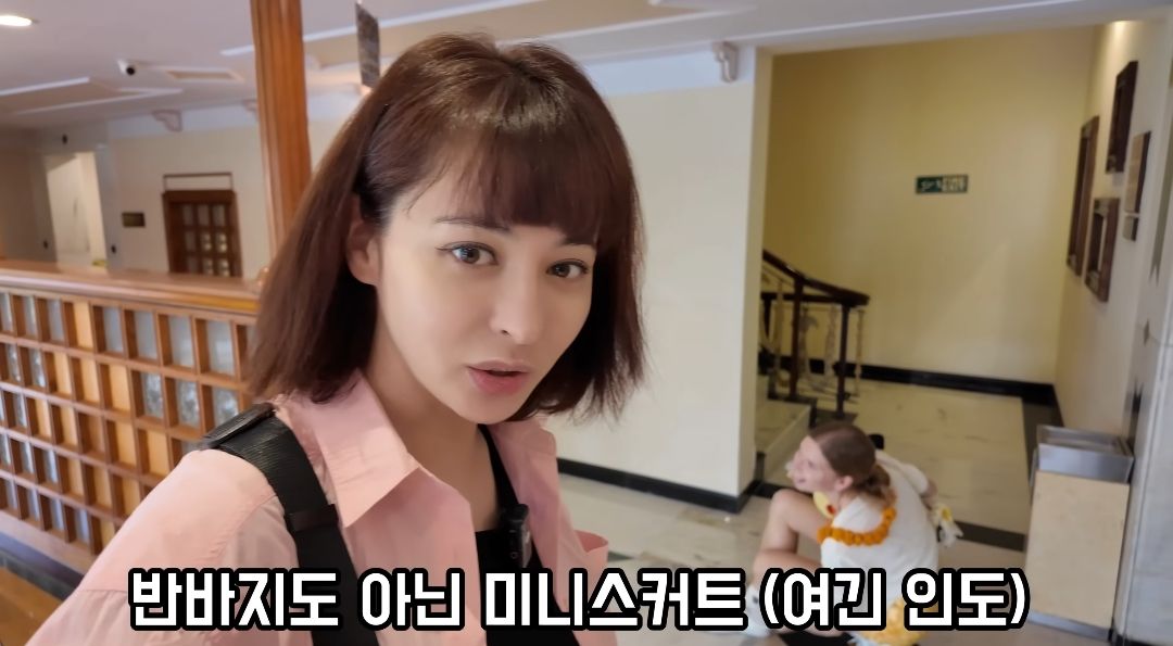 인도에서 미니스커트 입은 여자.jpg