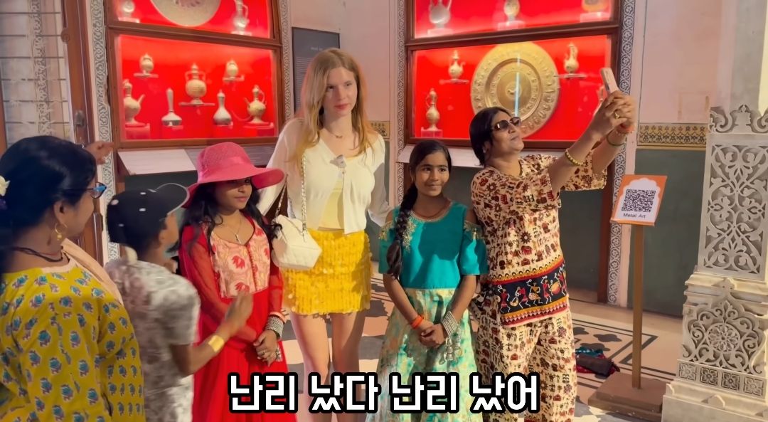 인도에서 미니스커트 입은 여자.jpg