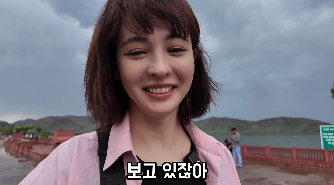 인도에서 미니스커트 입은 여자.jpg