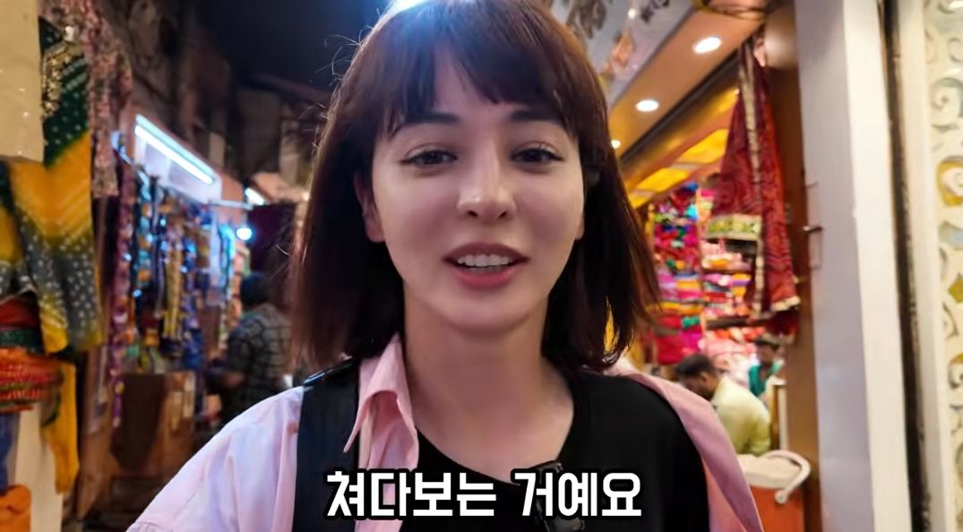인도에서 미니스커트 입은 여자.jpg