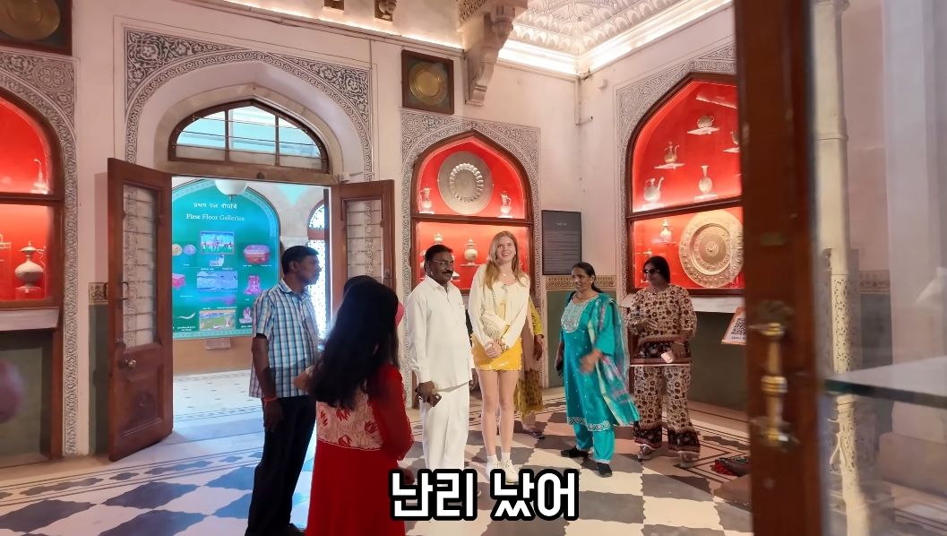 인도에서 미니스커트 입은 여자.jpg