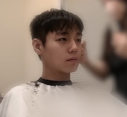 취사병 준비과정 중 점점 짧아지는 머리에도 굴하지 않는 박지훈 얼굴(+무인짤 추가)