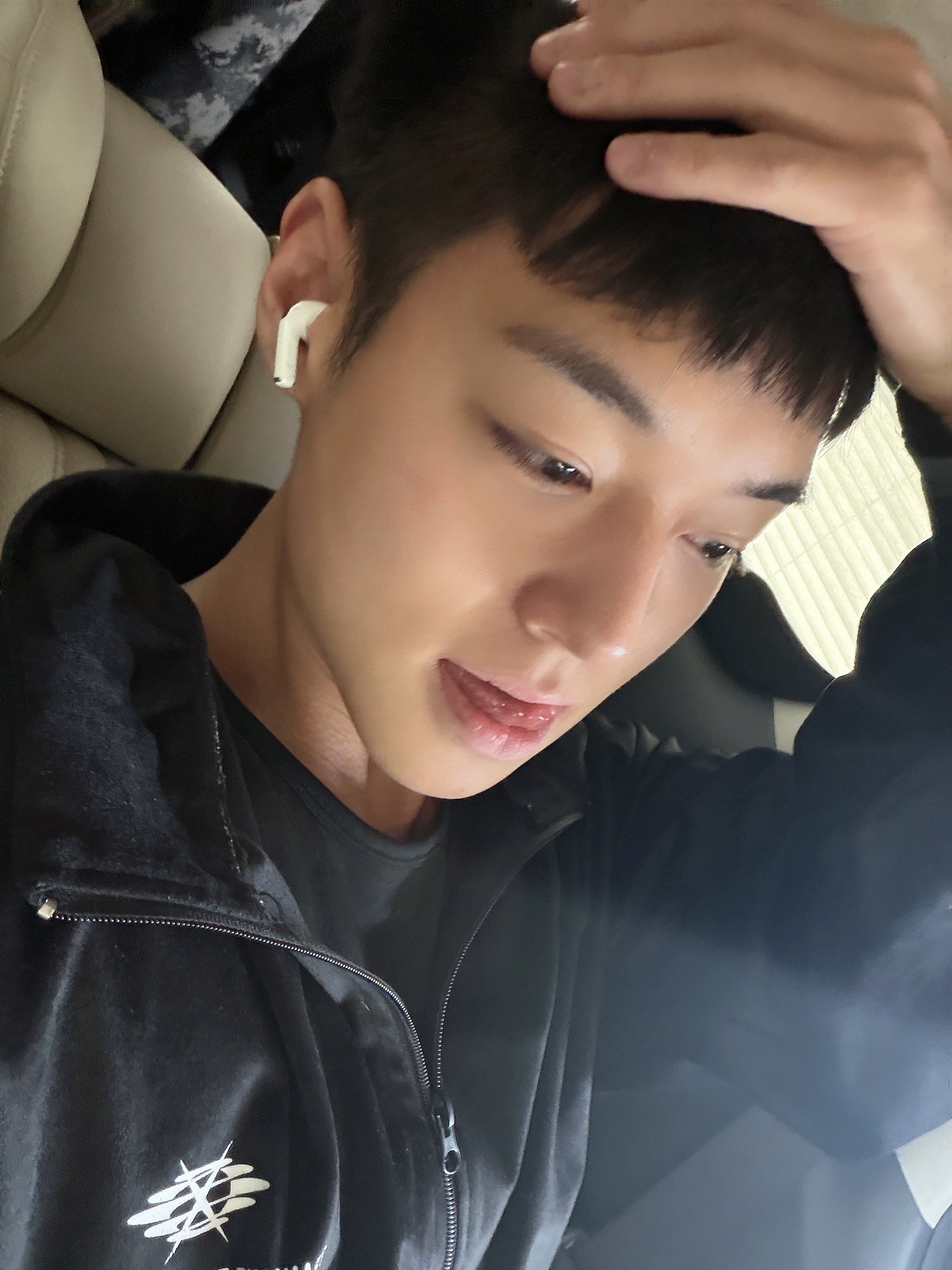취사병 준비과정 중 점점 짧아지는 머리에도 굴하지 않는 박지훈 얼굴(+무인짤 추가)