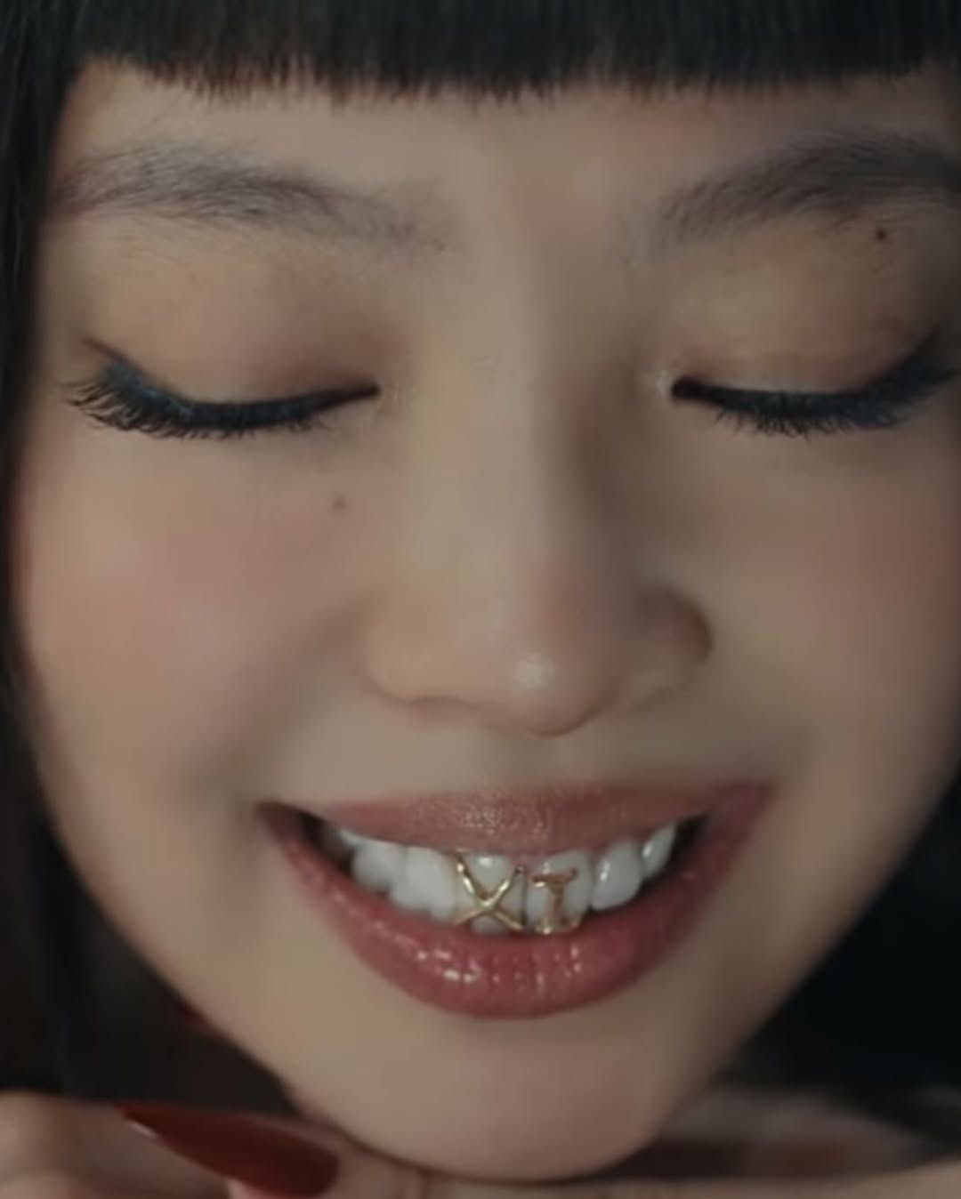 이빨에 악세사리 장착한 제니.jpg