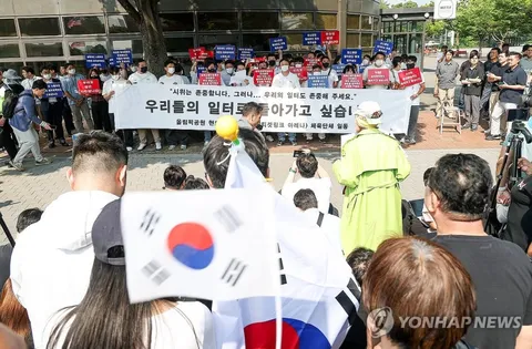 핸드볼경기장 앞에서 업무 정상화 호소문 발표하는 체육단체들