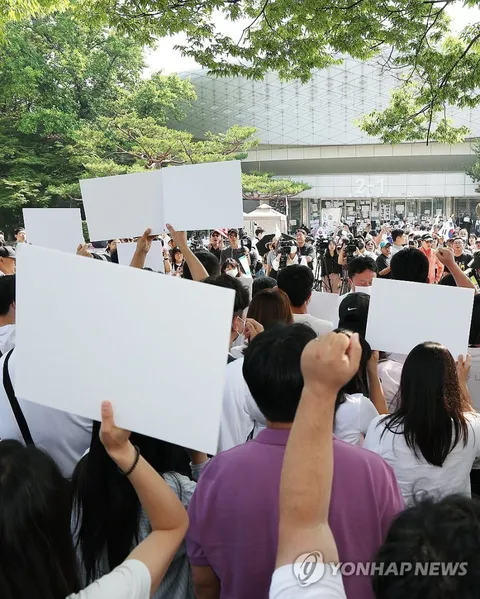 핸드볼경기장 앞에서 업무 정상화 호소문 발표하는 체육단체들
