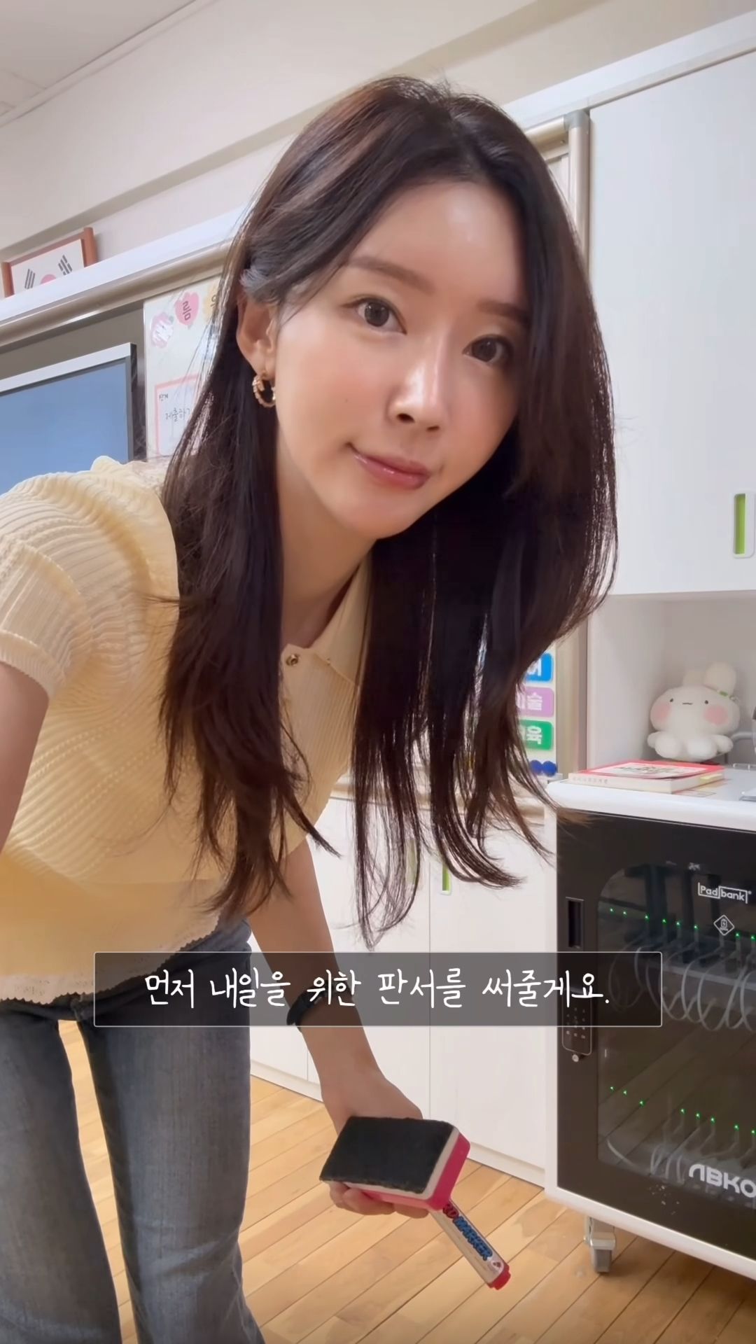 미모가 상당한 9년차 초등 여교사.jpg