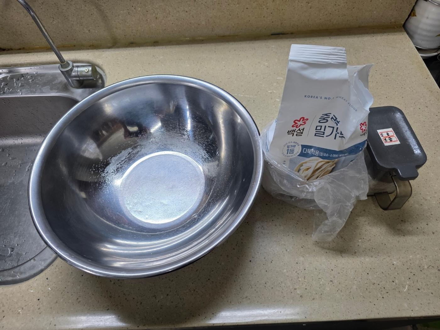 직장에서 3천원씩 걷어서 해먹는 점심 닭개장칼국수