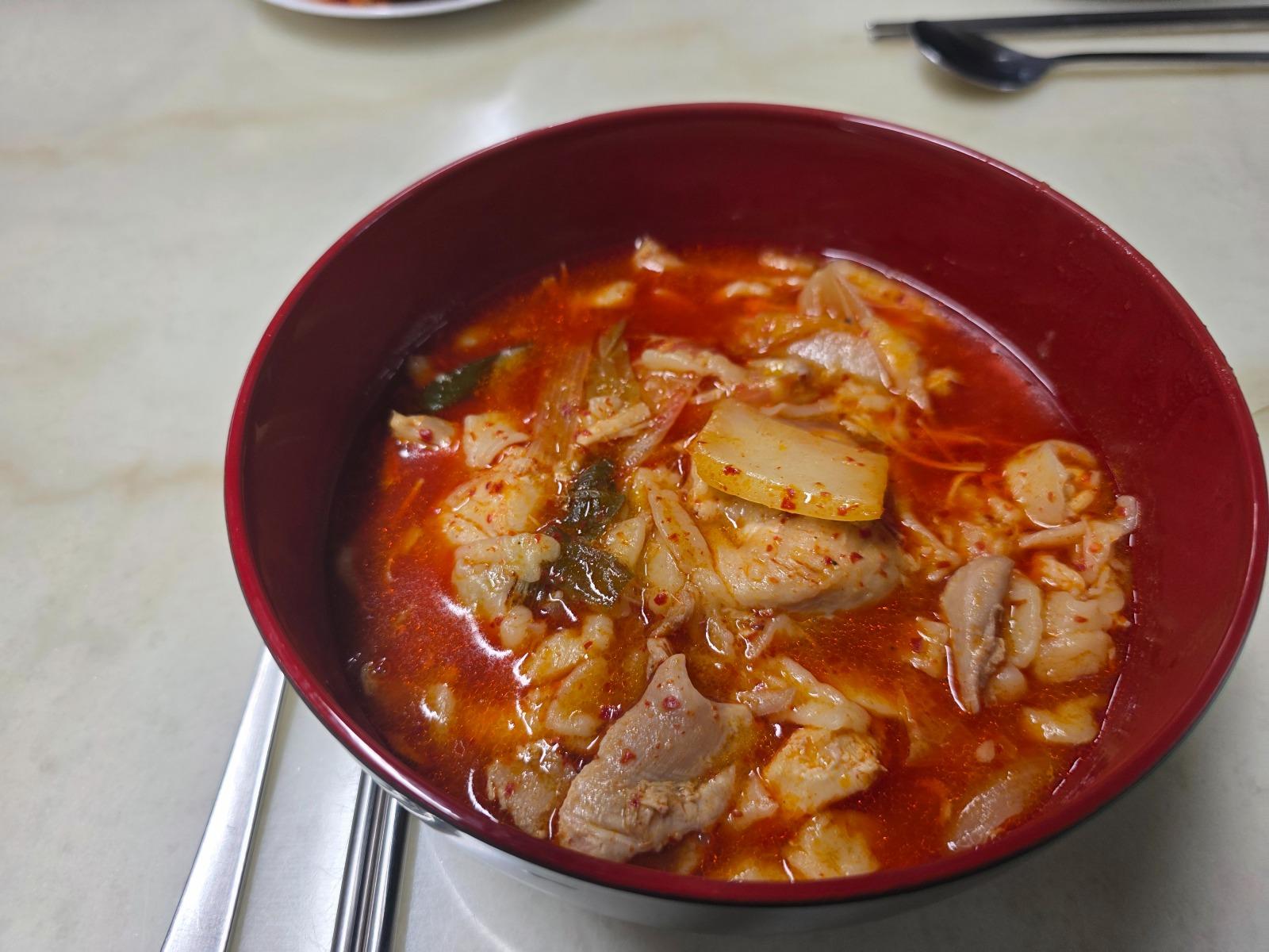 직장에서 3천원씩 걷어서 해먹는 점심 닭개장칼국수