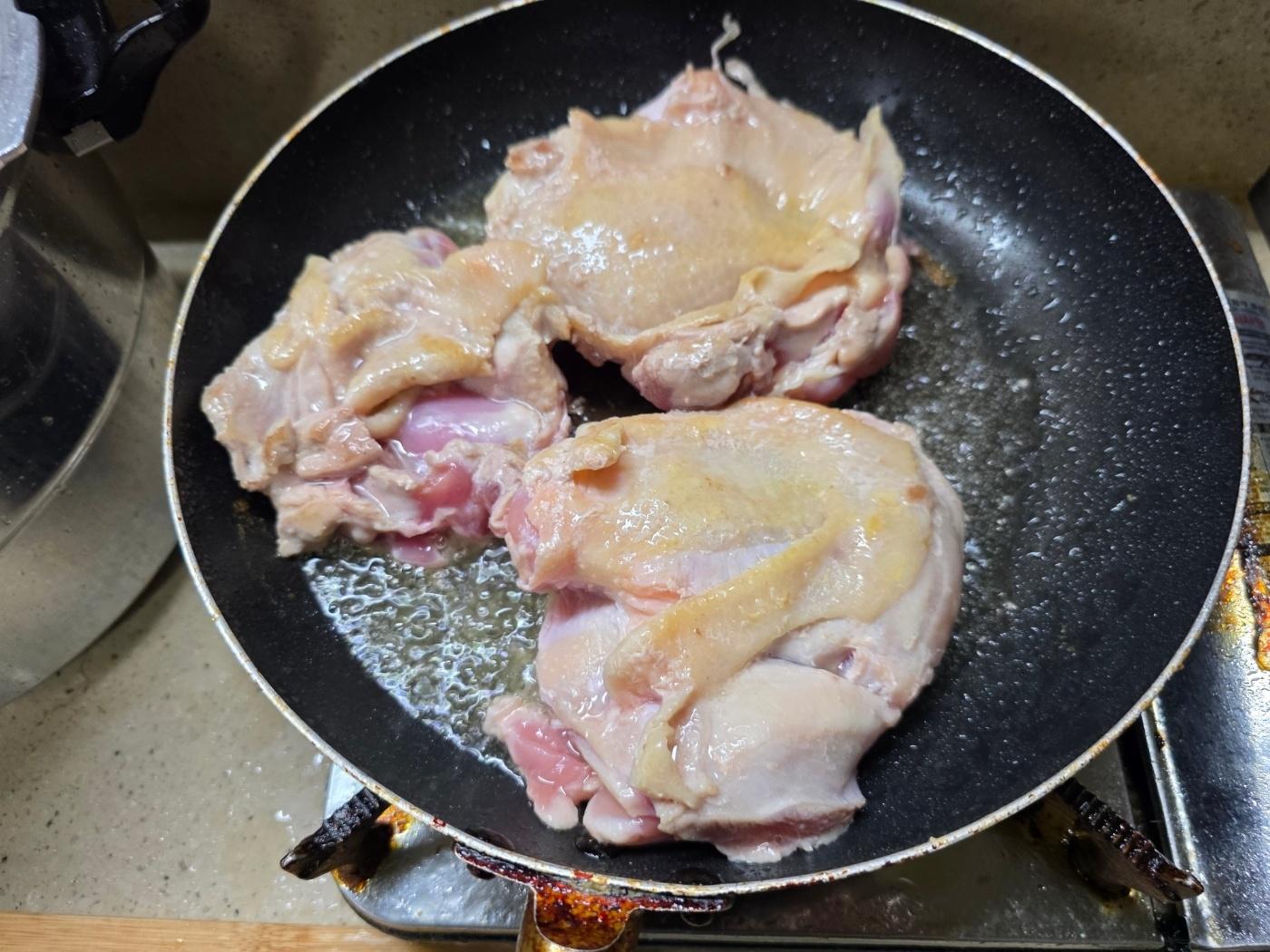 직장에서 3천원씩 걷어서 해먹는 점심 닭개장칼국수